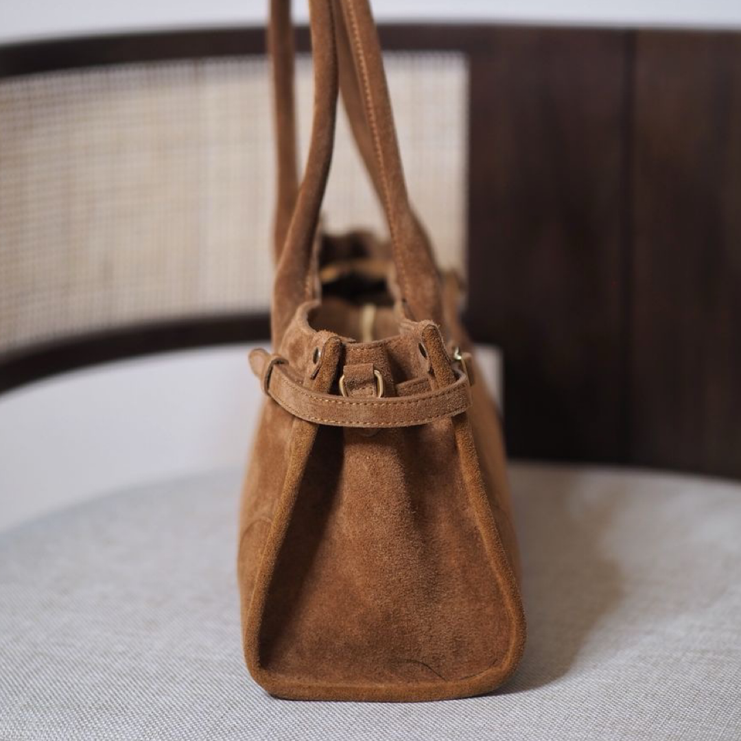 Semsket skinnveske med beltedetalj, cognac