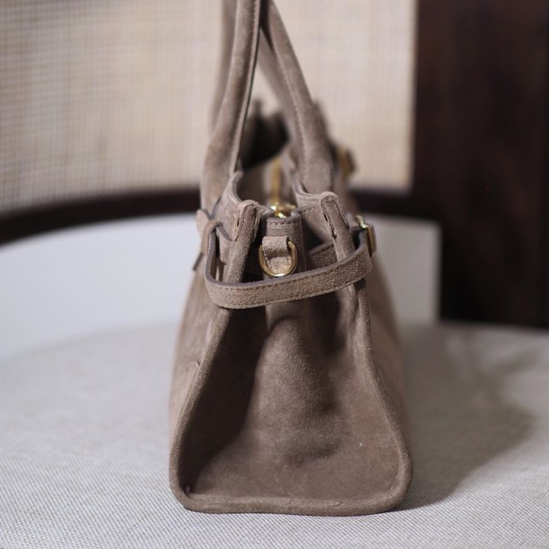 Semsket skinnveske med beltedetalj, taupe