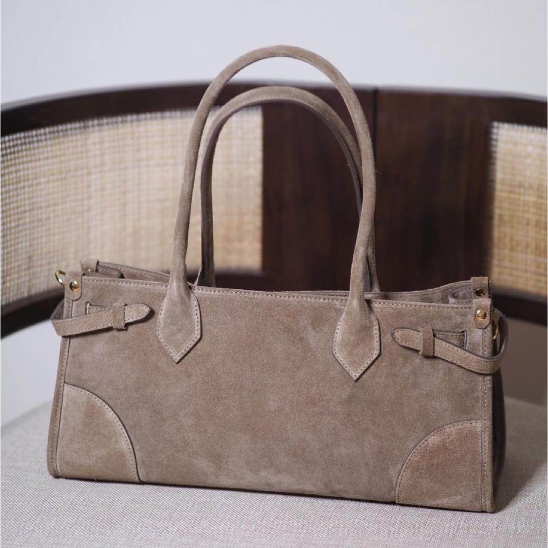 Semsket skinnveske med beltedetalj, taupe