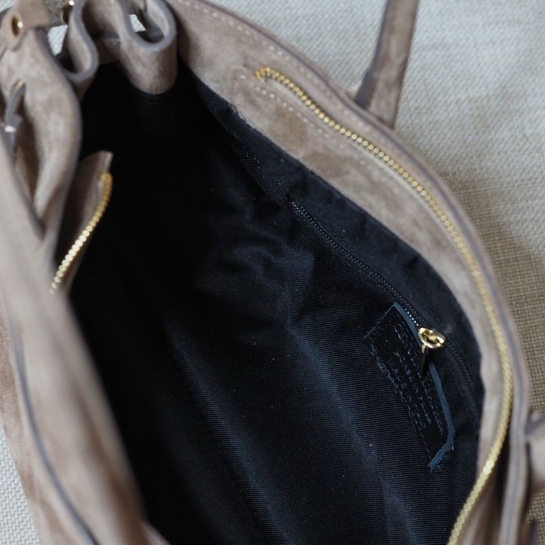 Semsket skinnveske med beltedetalj, taupe