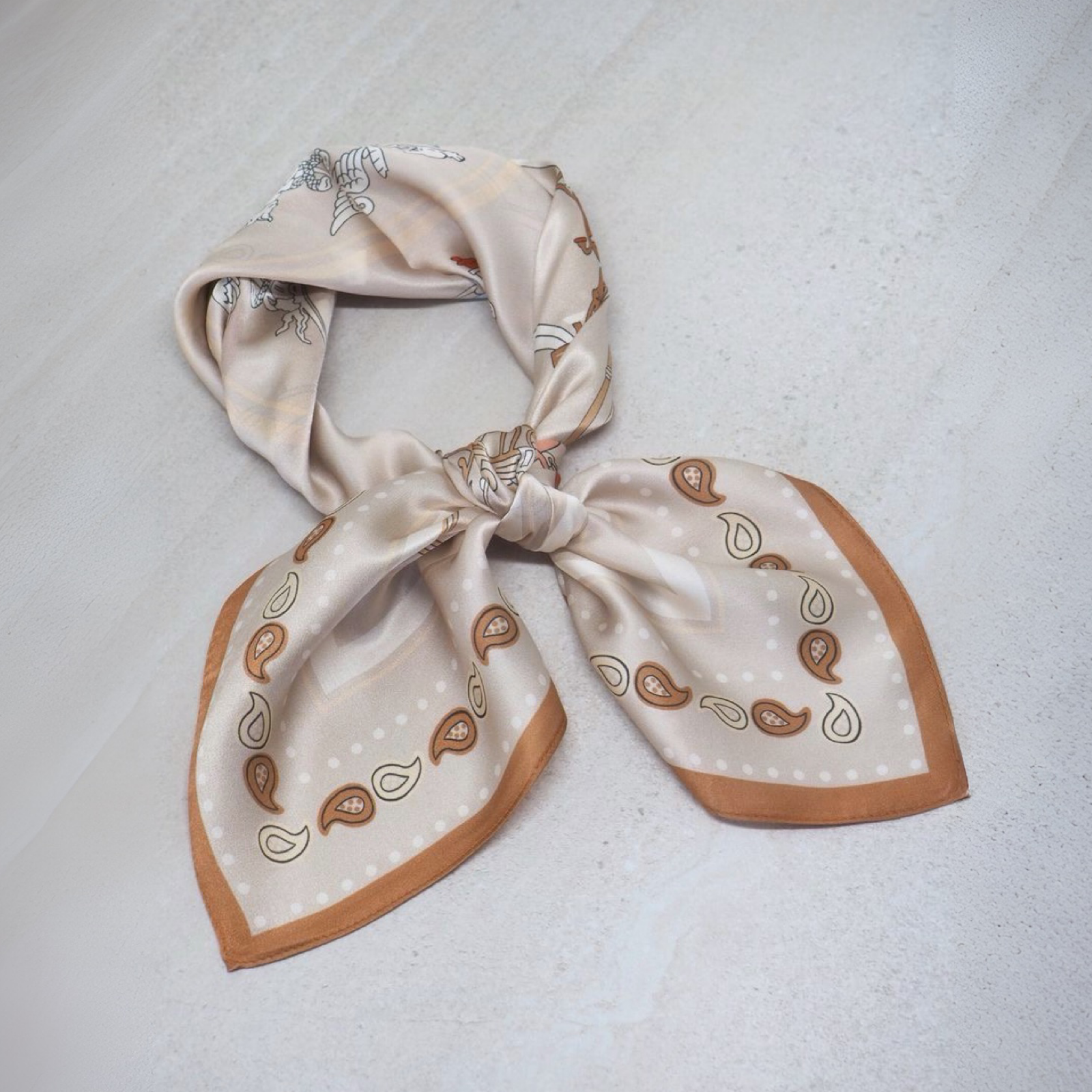 Silkeskjerf 70x70, beige og brun