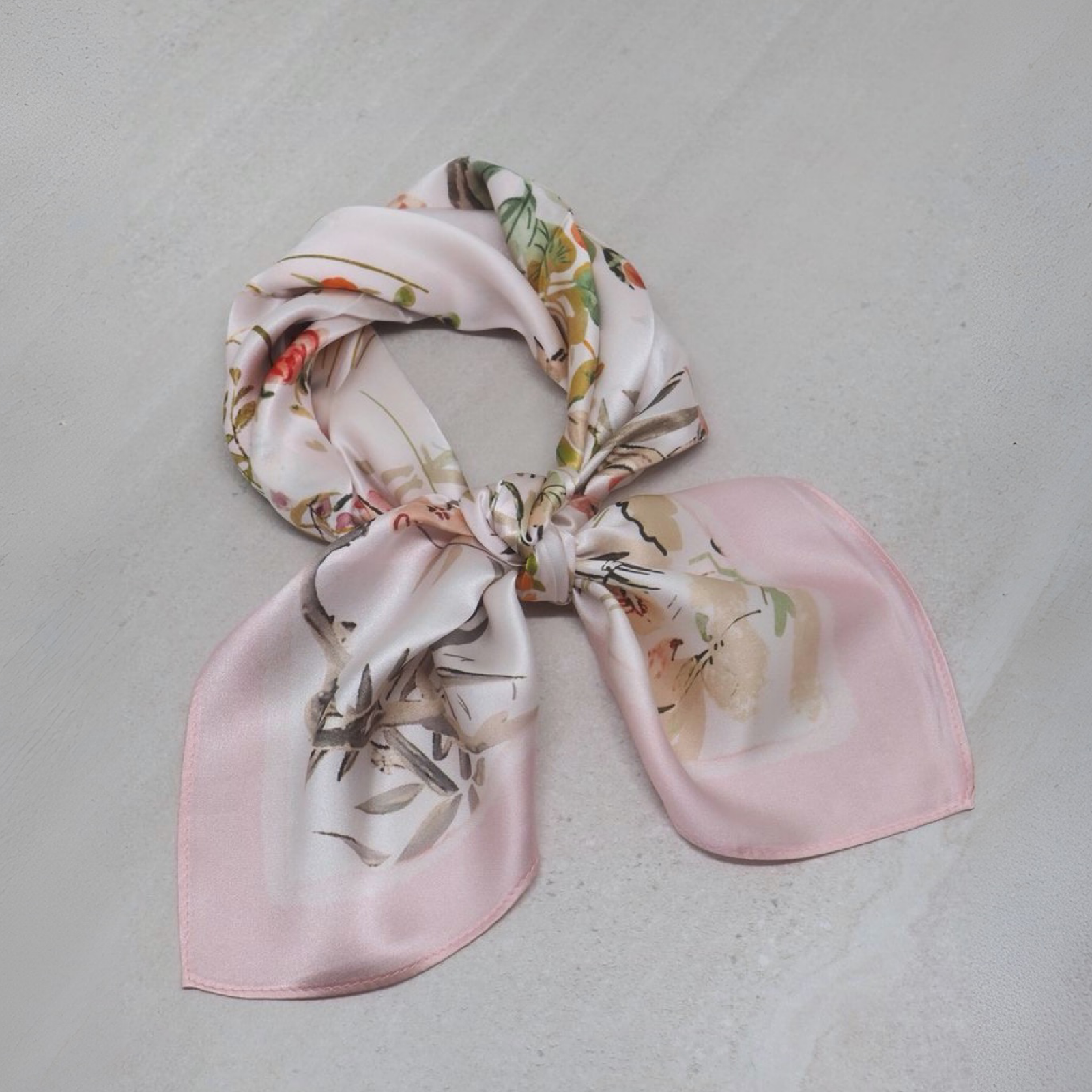 Silkeskjerf 70x70, rosa med blomstermix