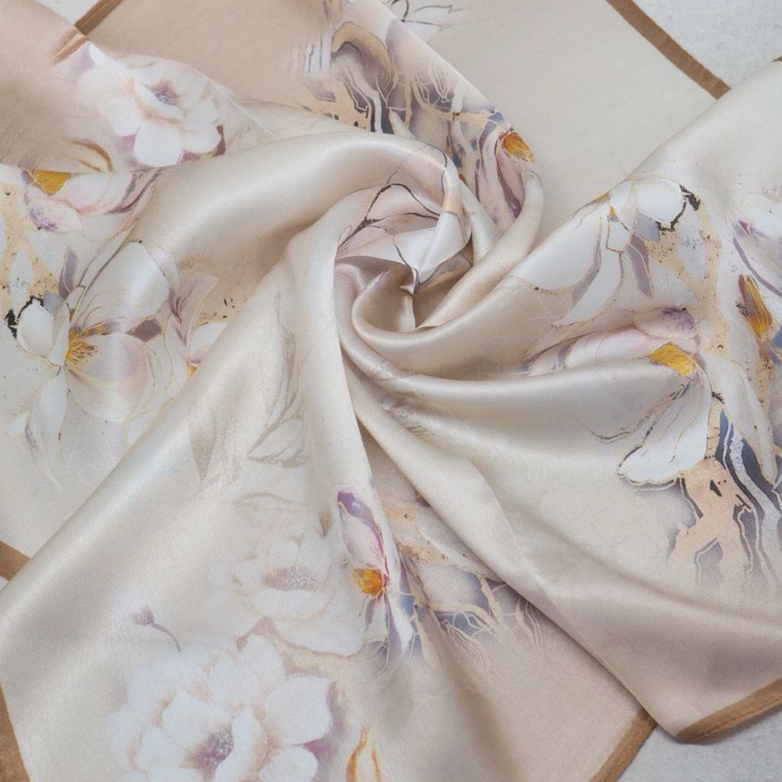 Silkeskjerf mini, sandfarget med lilla toner