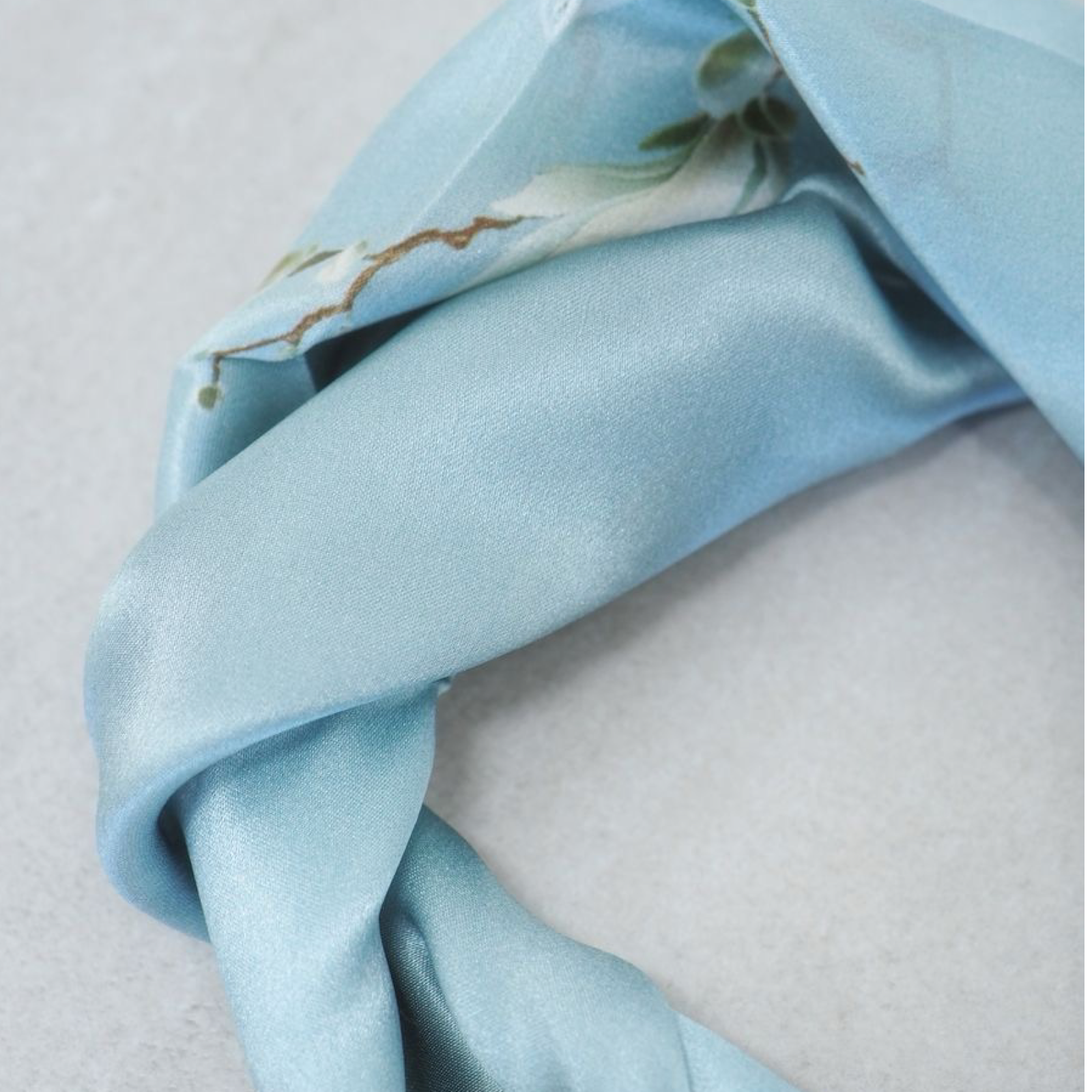 Silkeskjerf mini, lyseblått med magnolia