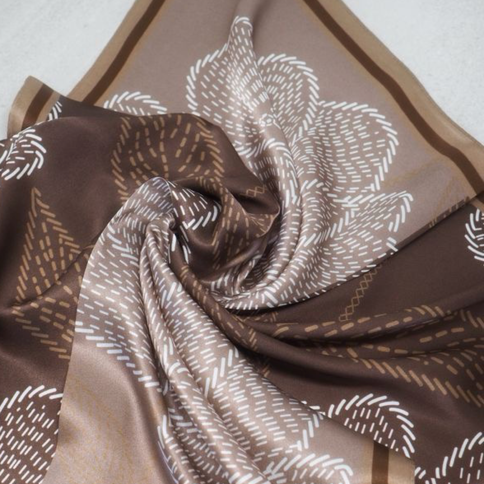 Silkeskjerf 70x70, brun og beige
