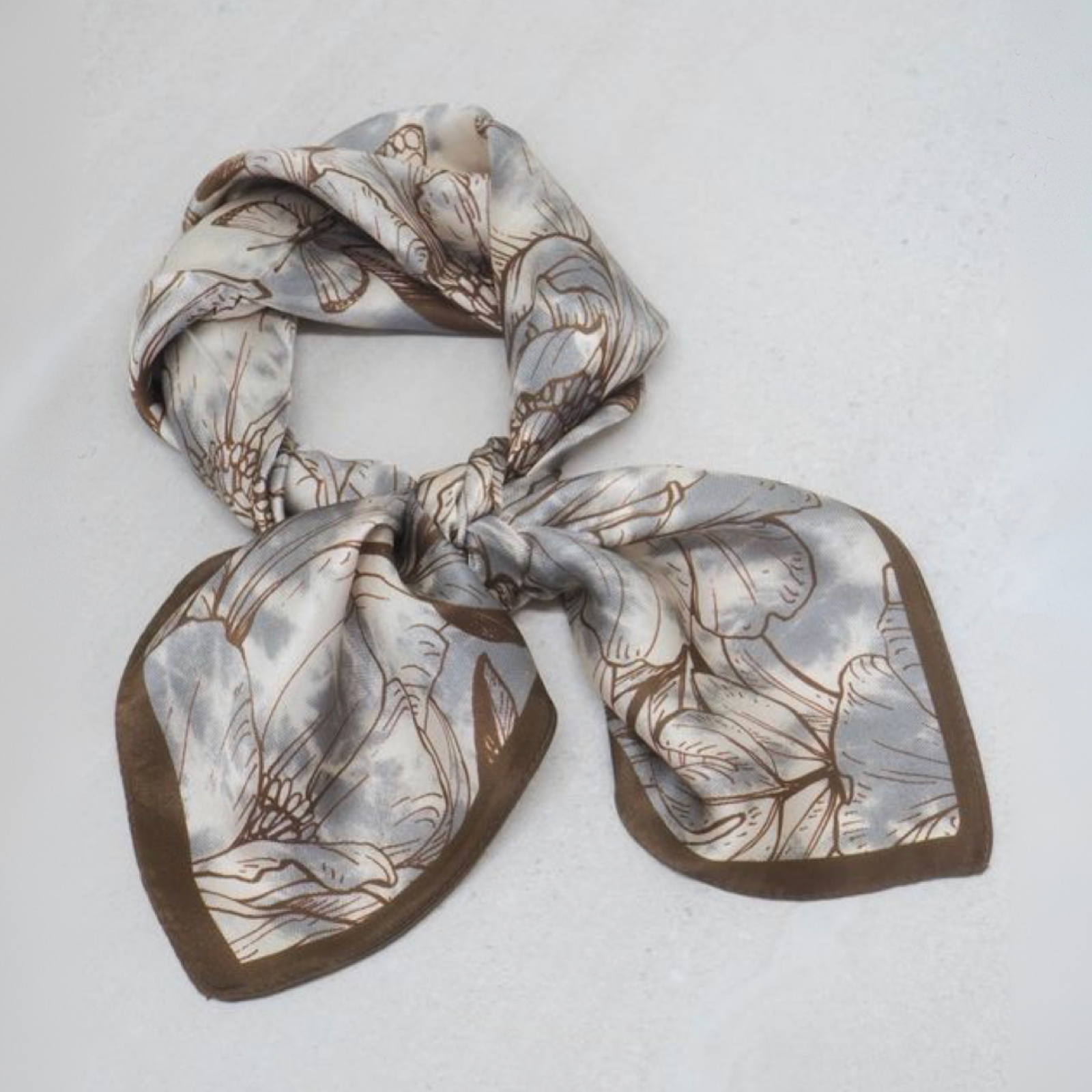 Silkeskjerf 70x70, olivengrønn, grå og beige