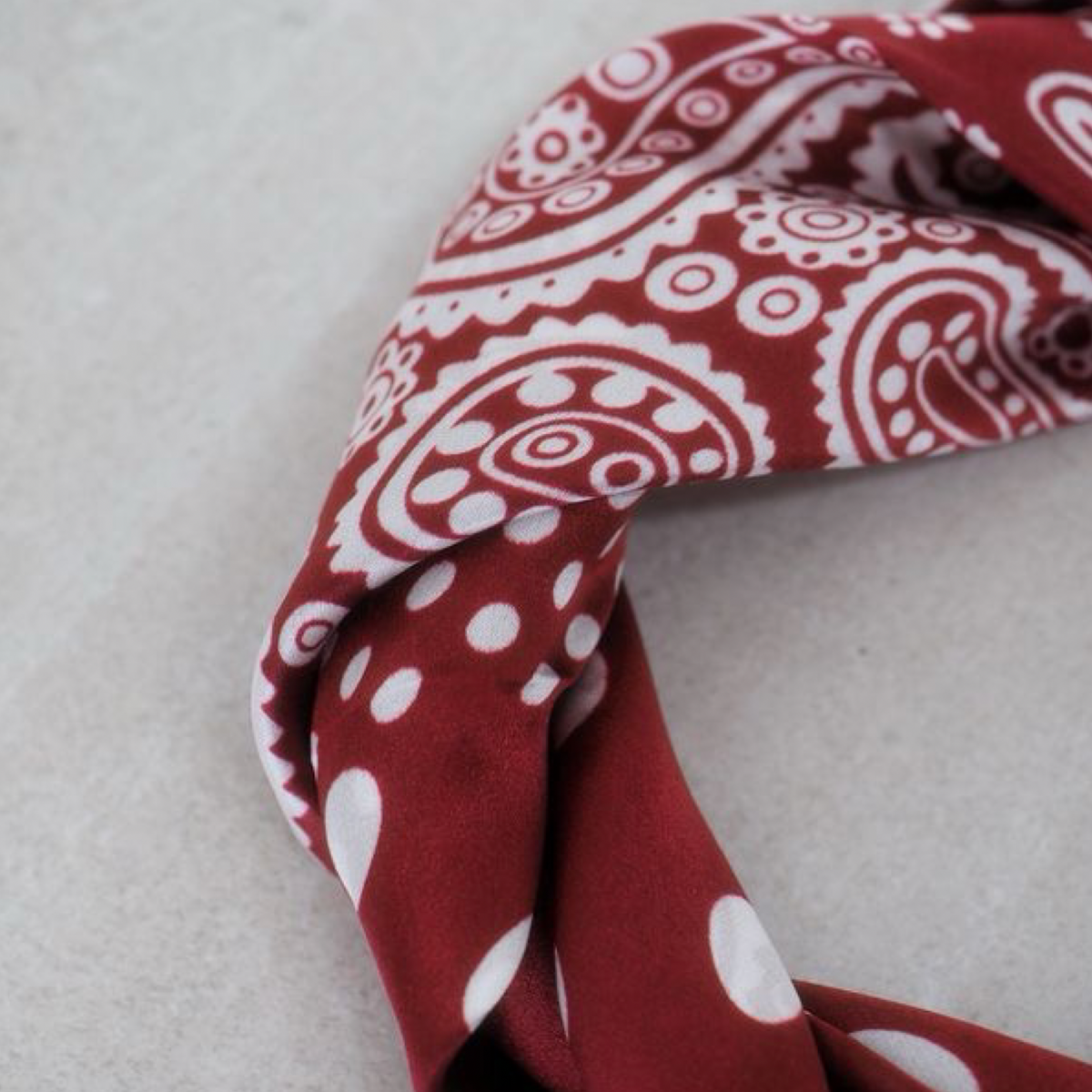 Silkeskjerf mini, burgunder med prikker