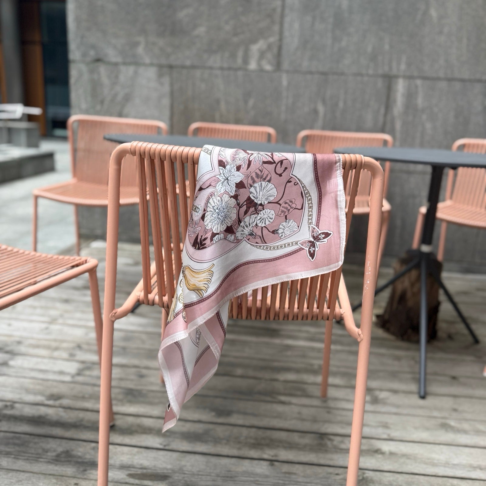 Silkeskjerf 70x70, rosa blomster og kjedemønster
