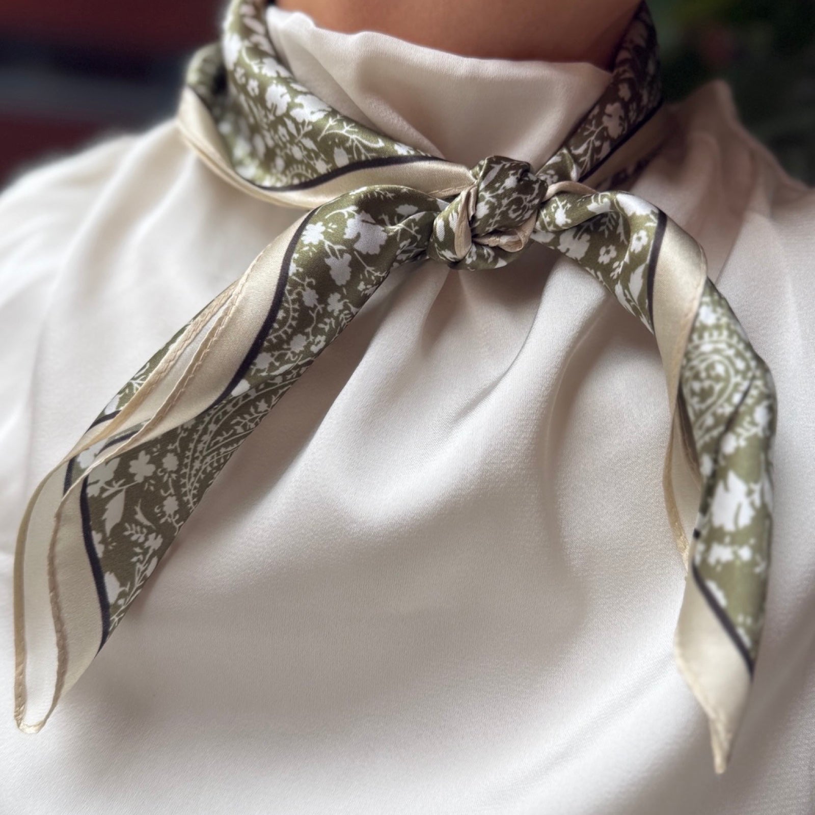 Silkeskjerf mini, oliven og beige