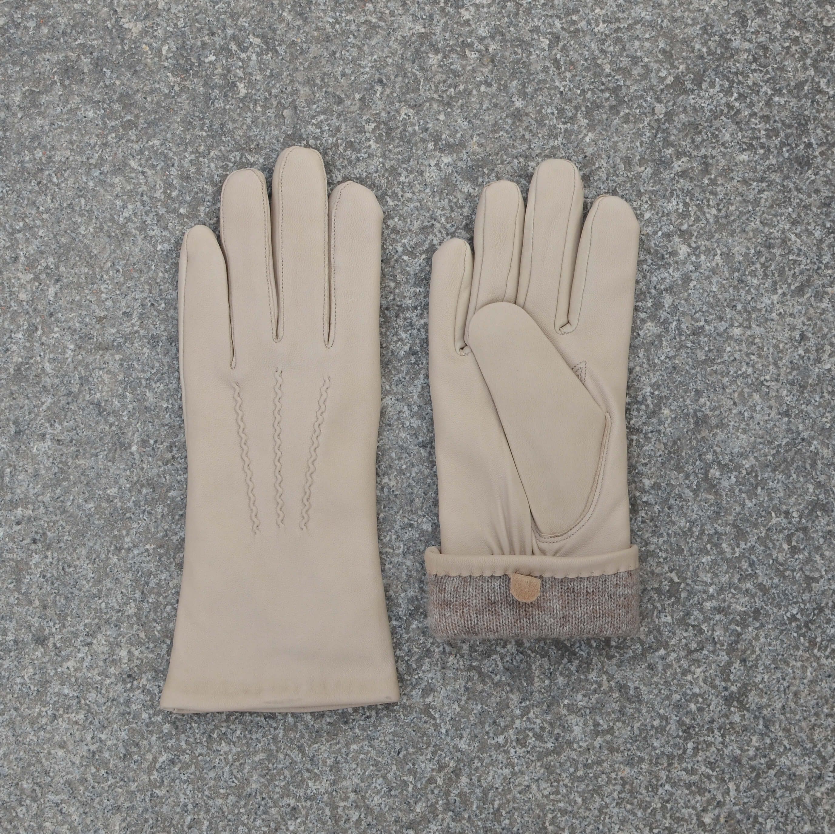 Damehansker i lammeskinn med denter og ullfõr, beige (natur)