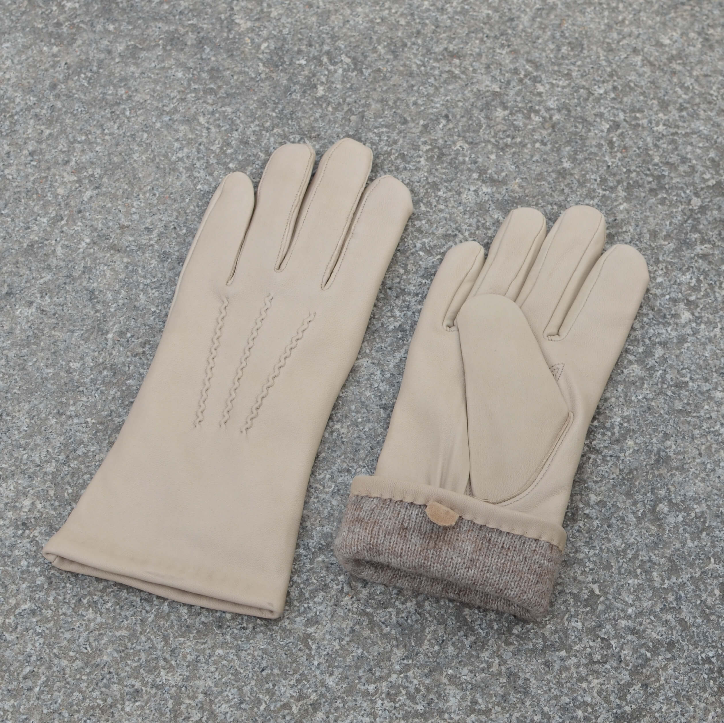 Damehansker i lammeskinn med denter og ullfõr, beige (natur)