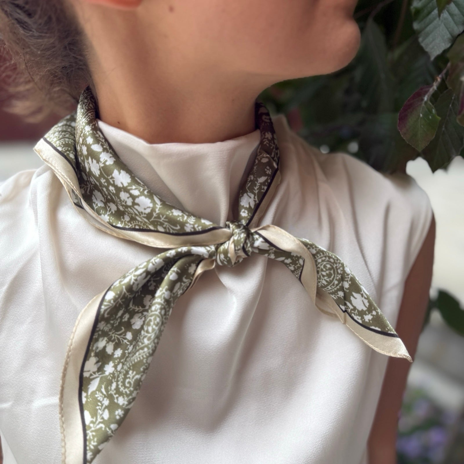 Silkeskjerf mini, oliven og beige