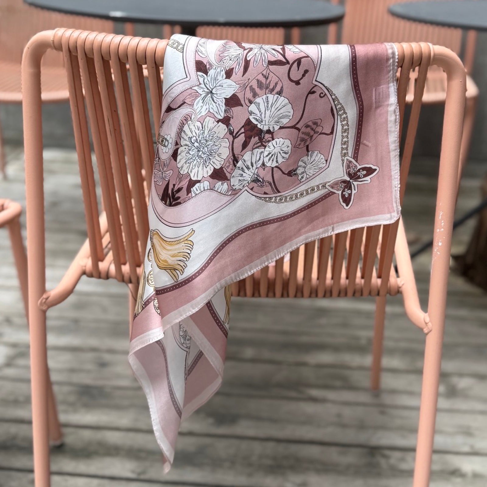 Silkeskjerf 70x70, rosa blomster og kjedemønster