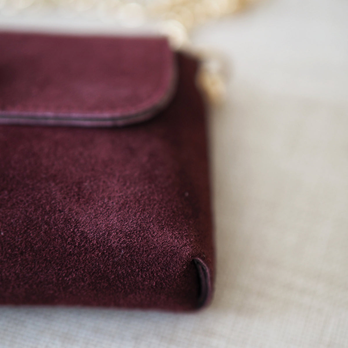 Clutch i semsket skinn, burgunder