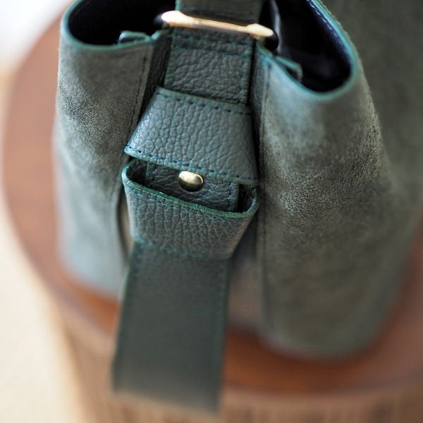 Bucket bag, semsket skinn Mørk grønn