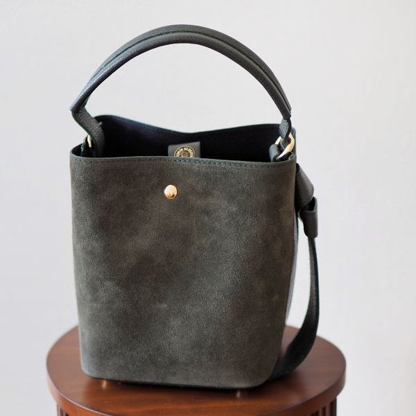 Bucket bag, semsket skinn Mørk grønn