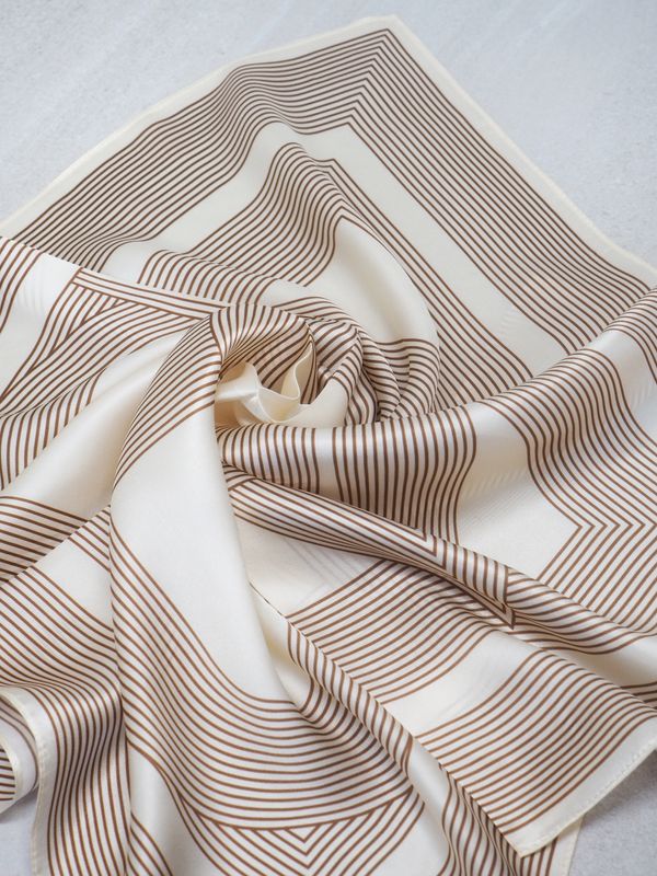 Silkeskjerf 70x70, beige og brun