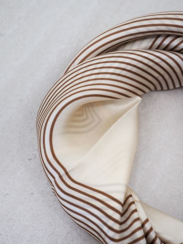 Silkeskjerf 70x70, beige og brun