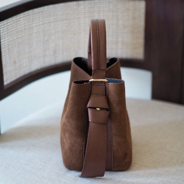 Bucket bag, semsket skinn, Mørk Cognac