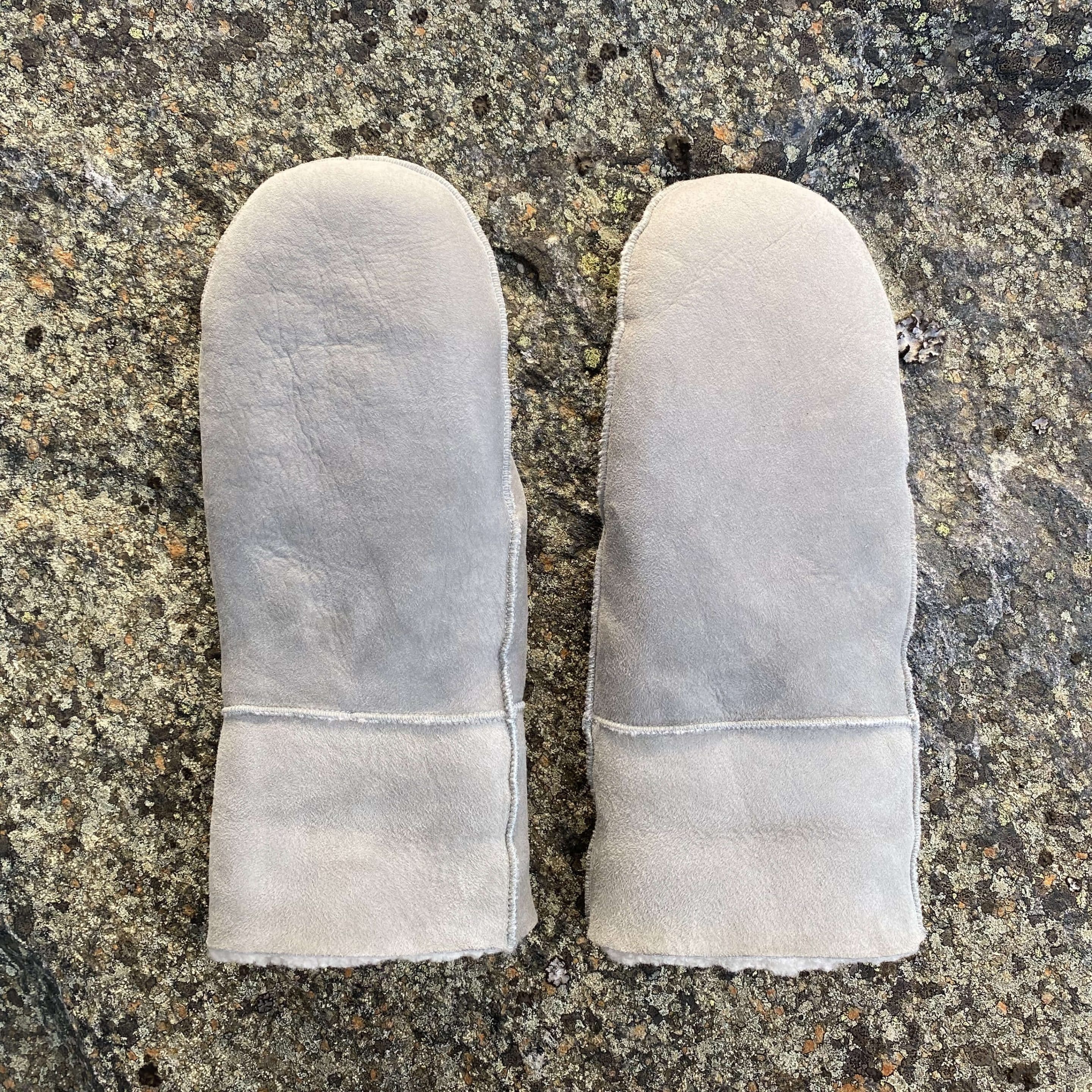 Semskede lammeskinnsvotter, elephant grey