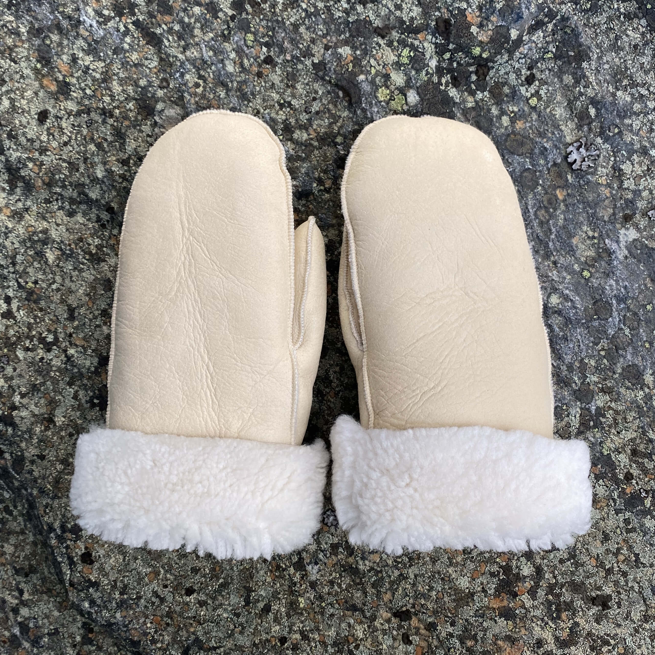 Lammeskinnsvotter med lammepels, lys beige