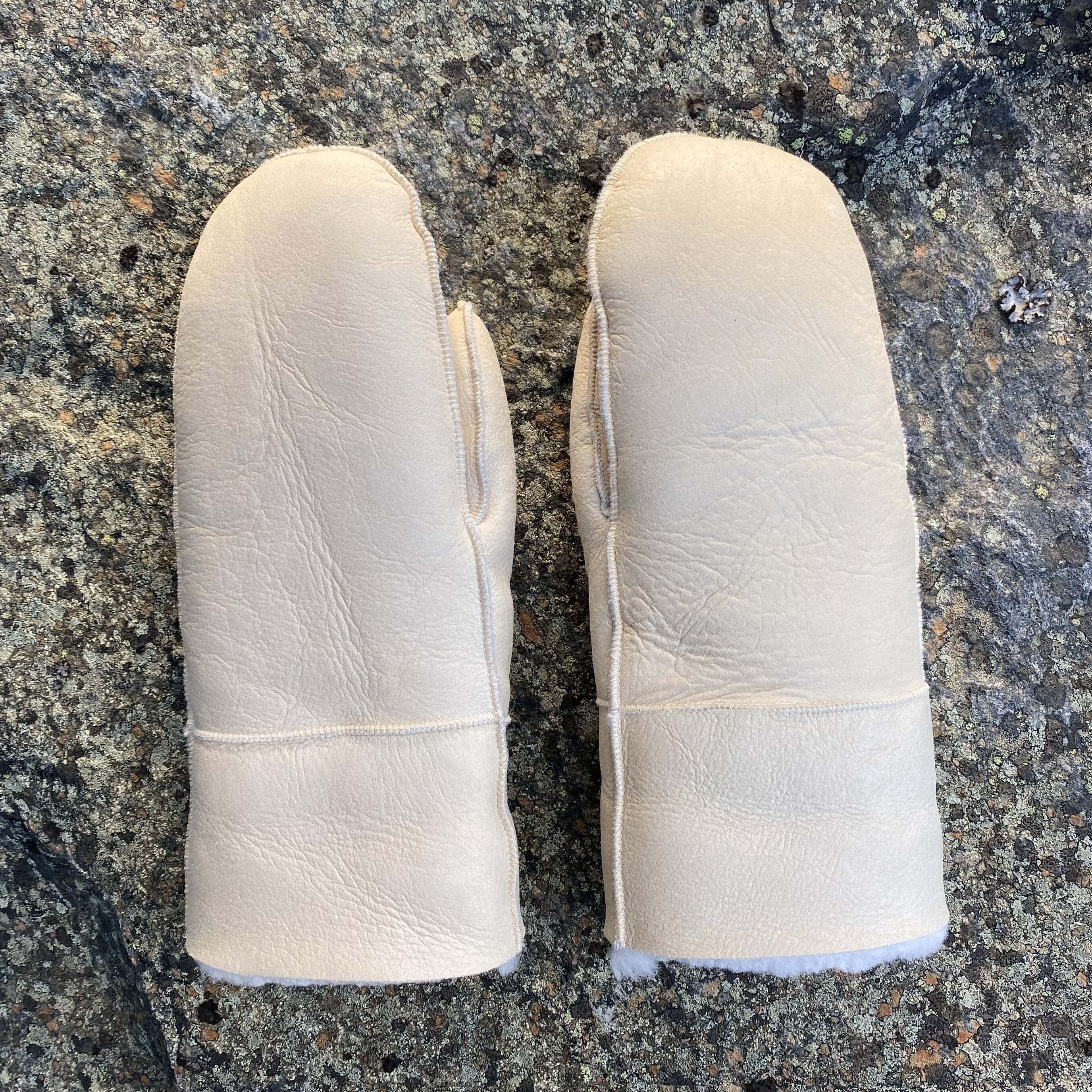 Lammeskinnsvotter med lammepels, lys beige