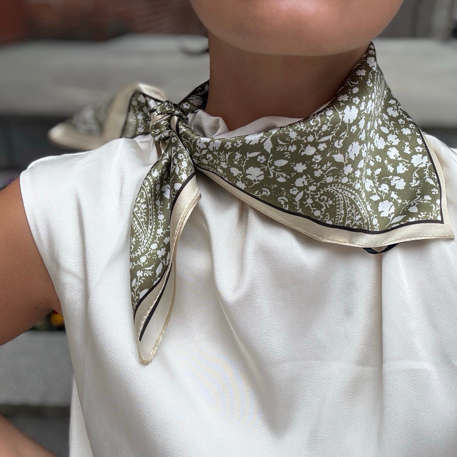 Silkeskjerf mini, oliven og beige