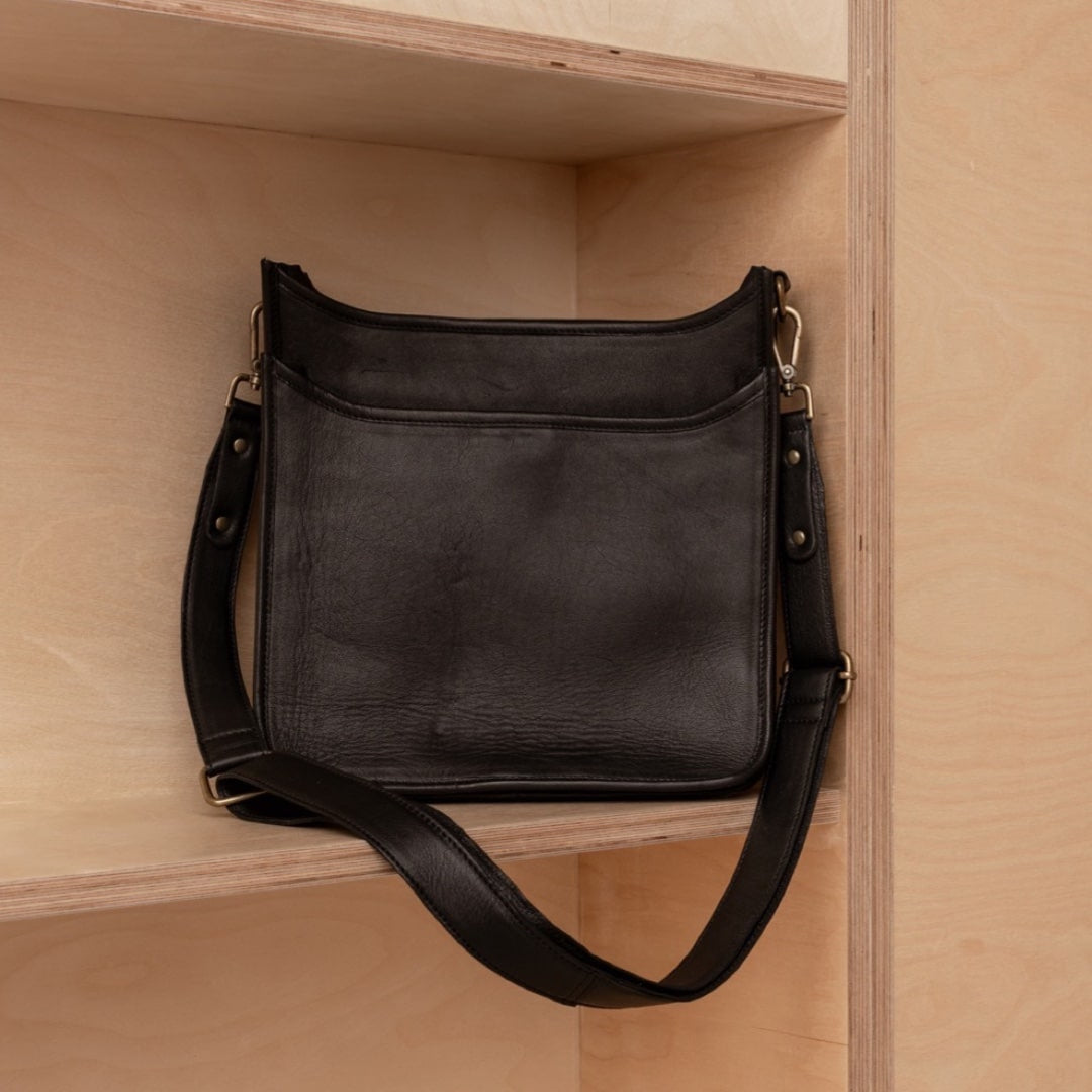 6135 ReDesigned By Dixie Felia small black liten crossover-veske