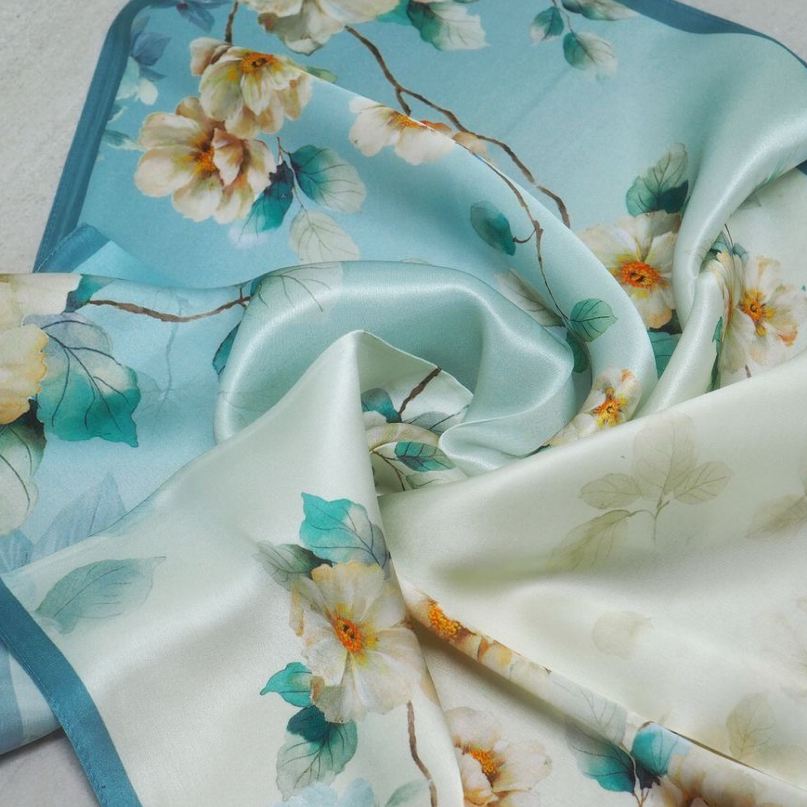 Silkeskjerf 70x70, turkis med blomster