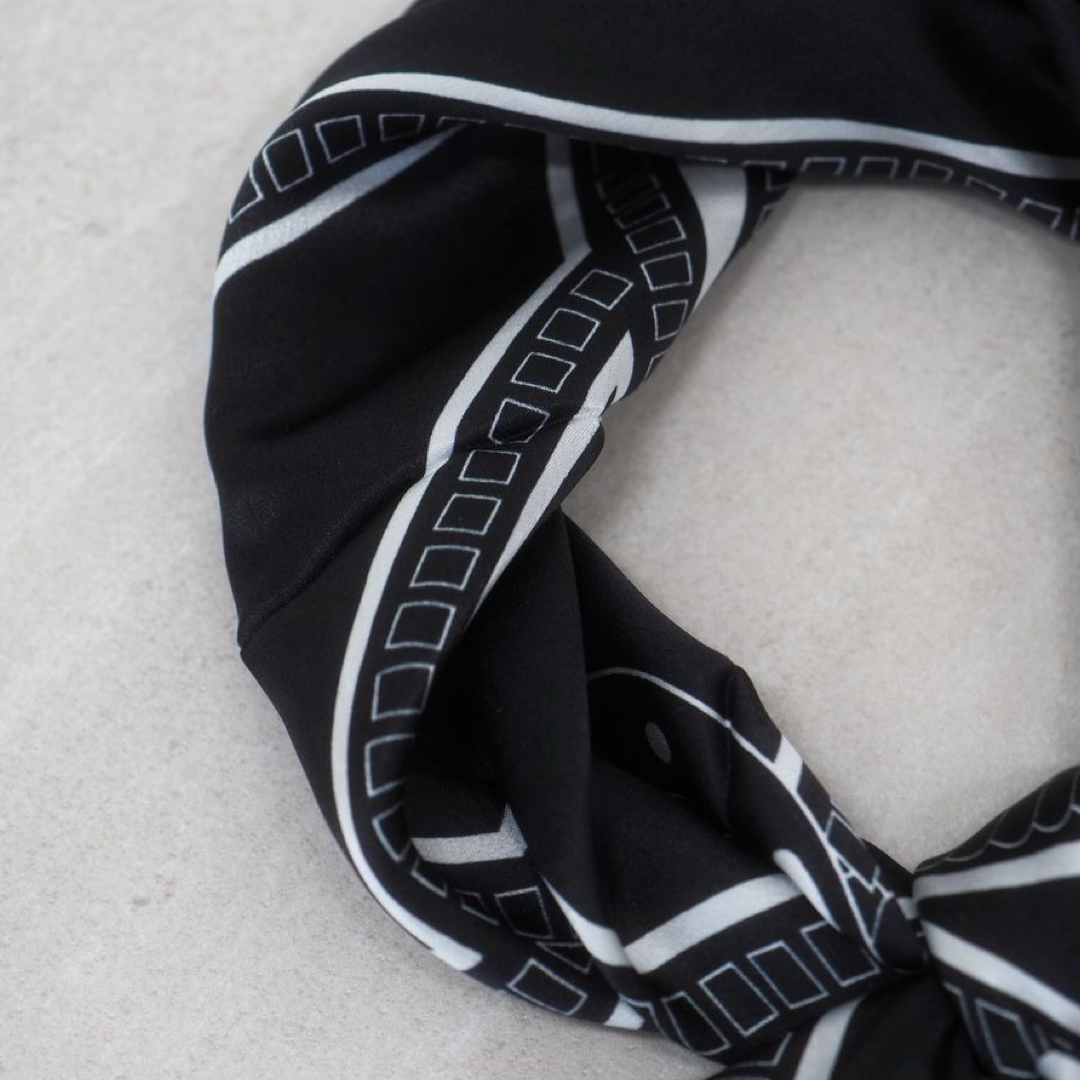 Silkeskjerf 70x70, svart og off-white