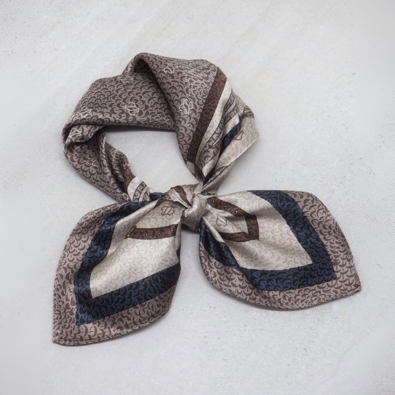 Silkeskjerf mini, taupe, mørkeblå, beige og brun