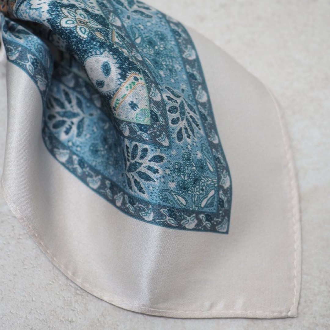 Silkeskjerf mini, lyseblå/off-white mønster