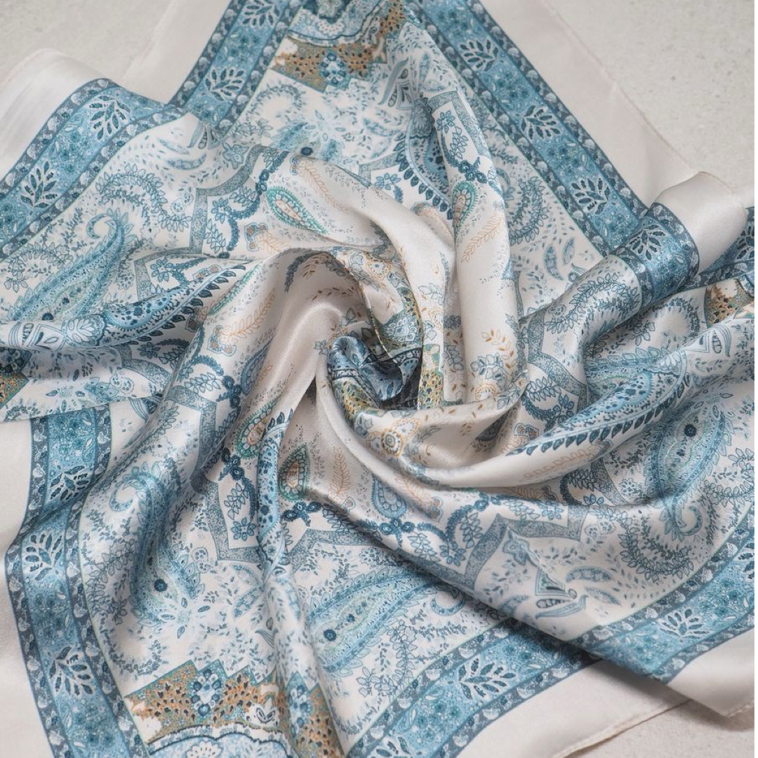Silkeskjerf mini, lyseblå/off-white mønster