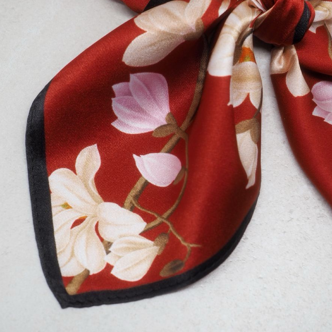 Silkeskjerf mini, korallrødt med blomster