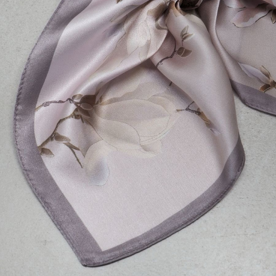 Silkeskjerf 70x70, beige og lyserosa med kirsebærblomster