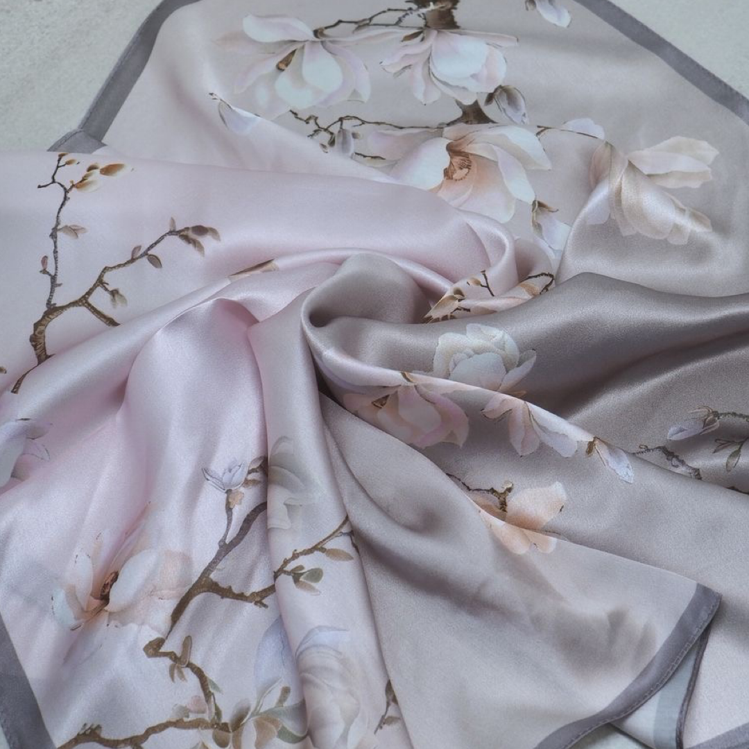 Silkeskjerf 70x70, beige og lyserosa med kirsebærblomster
