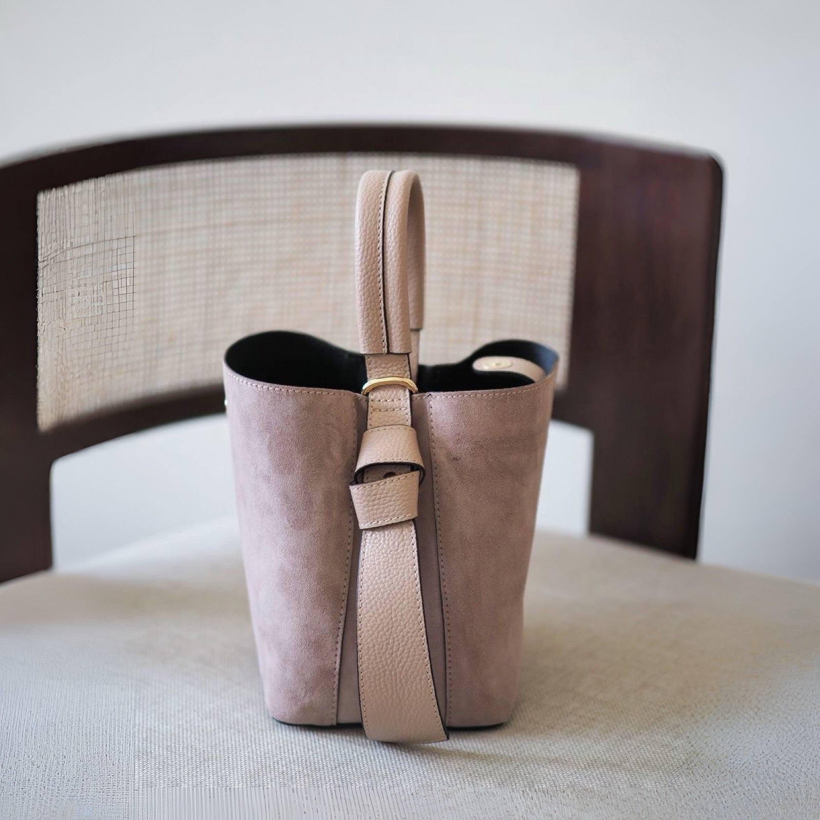 Bucket bag, semsket dus rosa/nude
