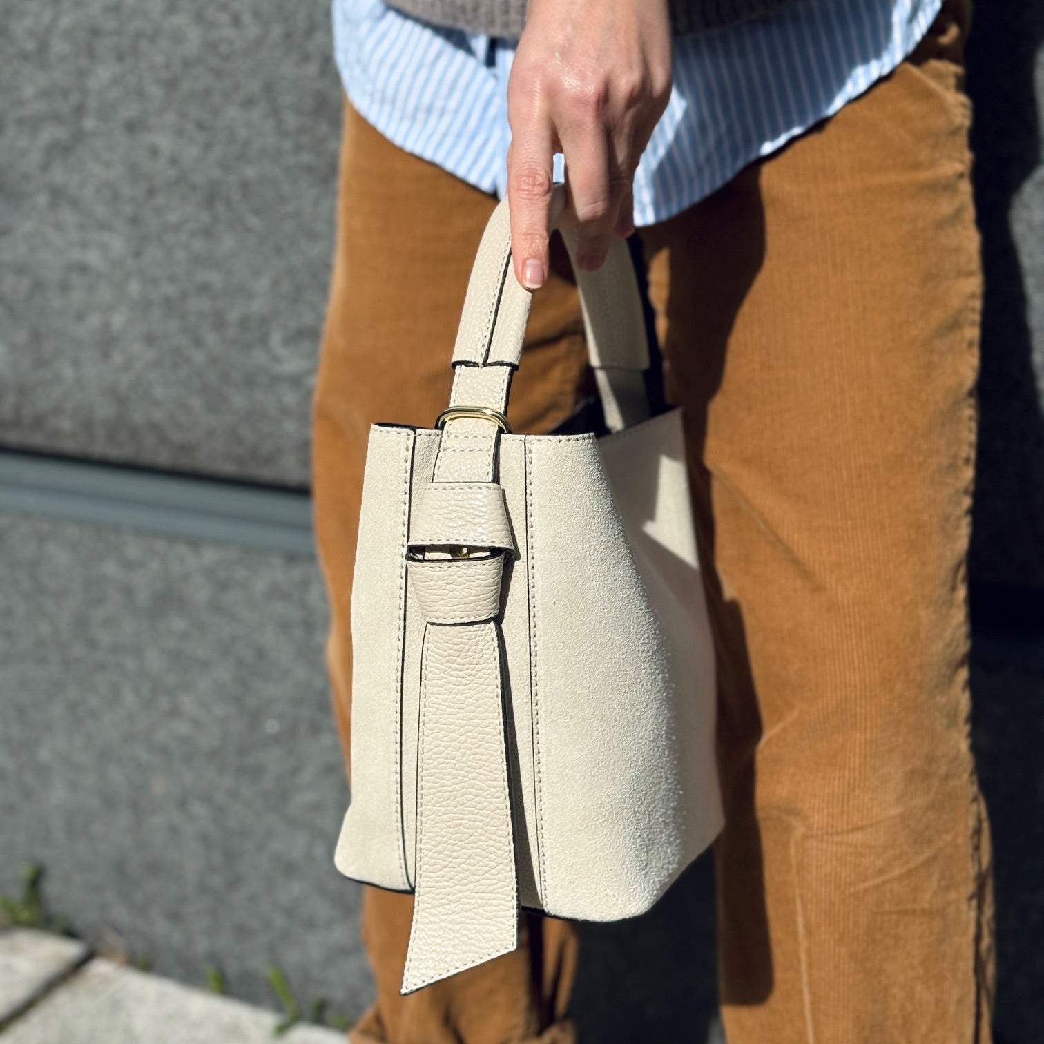 Bucket bag, semsket lys beige
