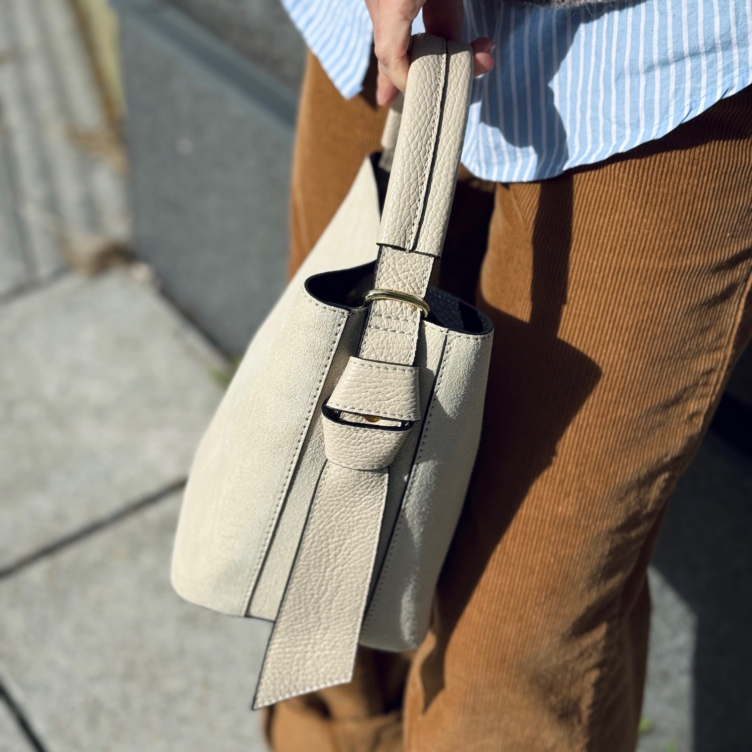 Bucket bag, semsket lys beige