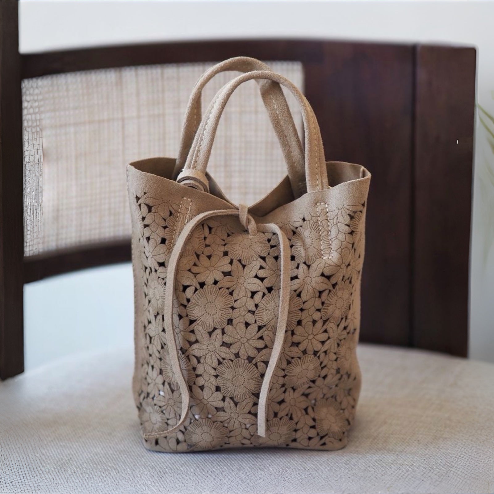 Skinnett med utskåret blomstermotiv, beige