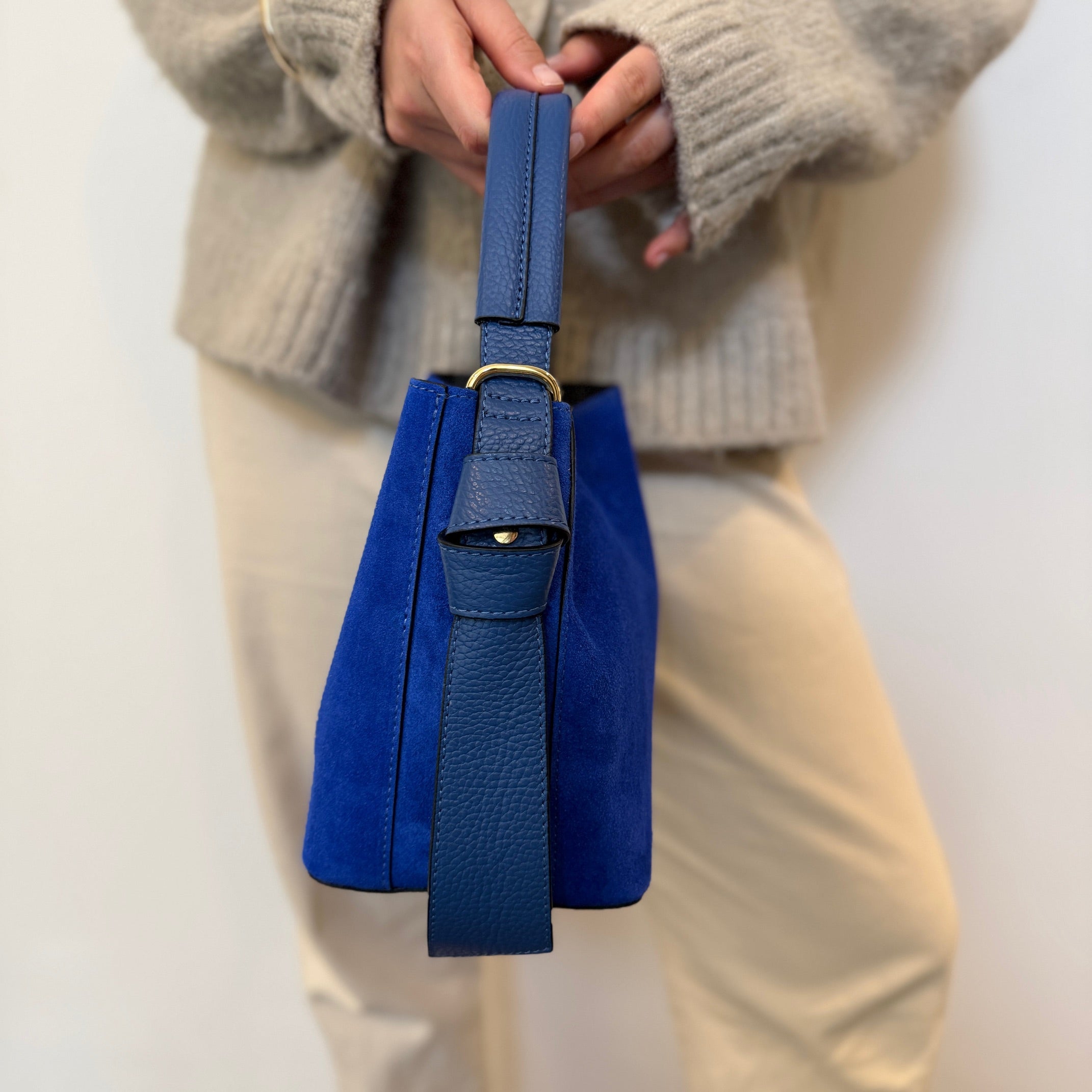 Bucket bag, semsket sterk blå
