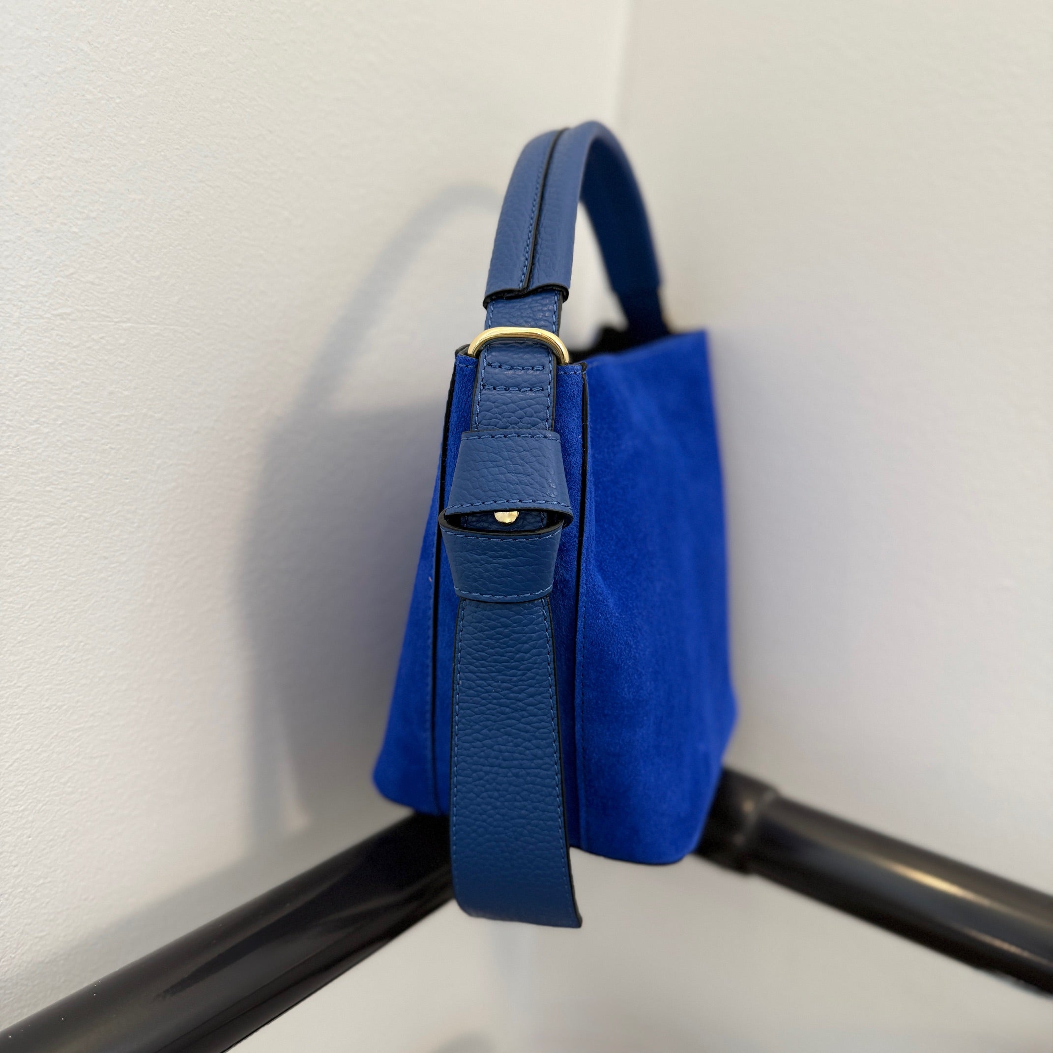 Bucket bag, semsket sterk blå