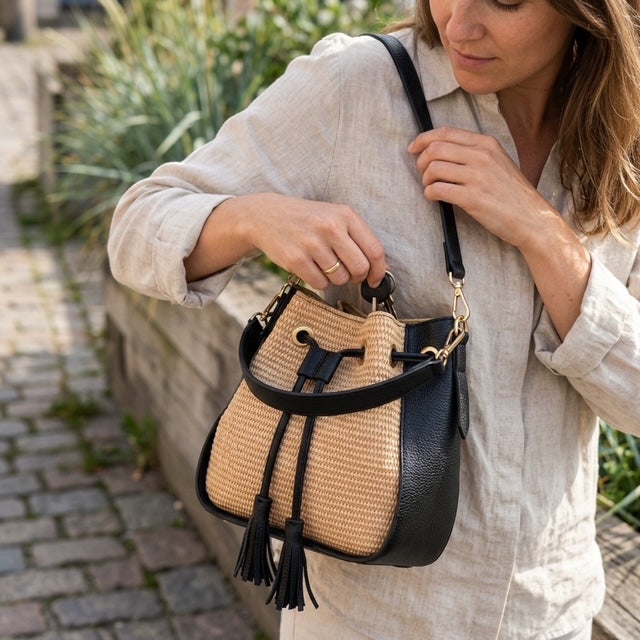 Bucket bag i raffia med svarte skinndetaljer