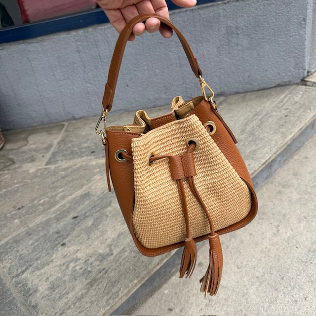 Bucket bag i raffia med cognac skinndetaljer