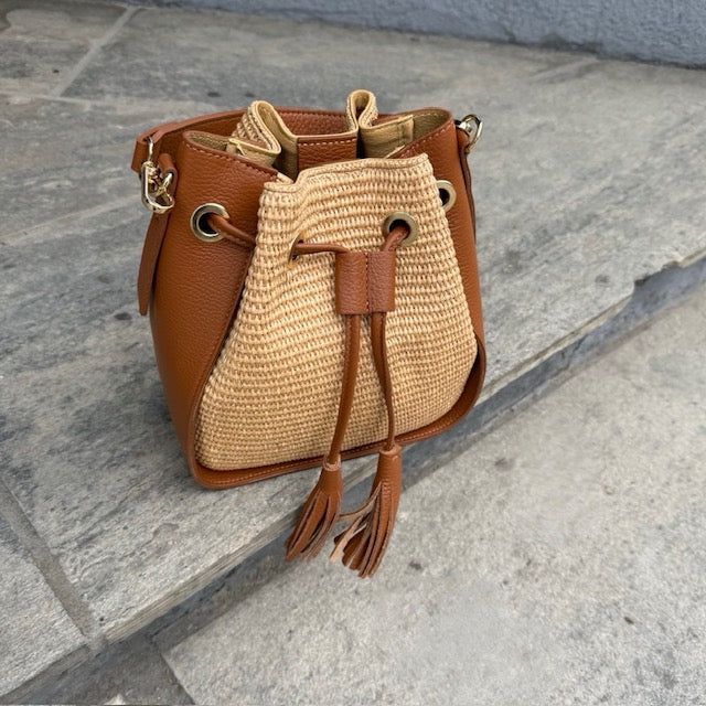 Bucket bag i raffia med cognac skinndetaljer