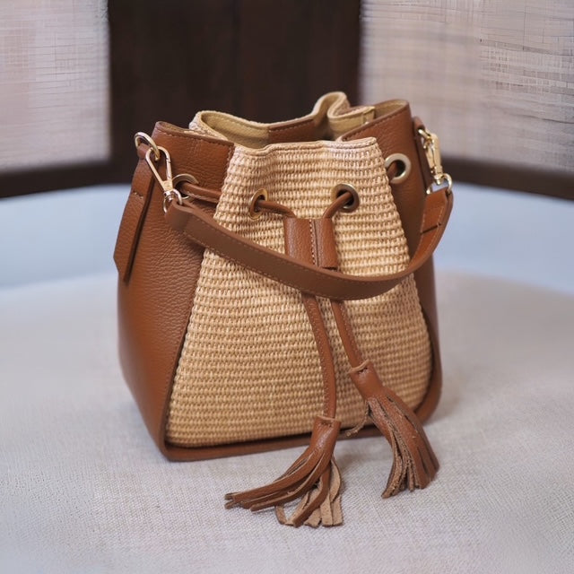 Bucket bag i raffia med cognac skinndetaljer