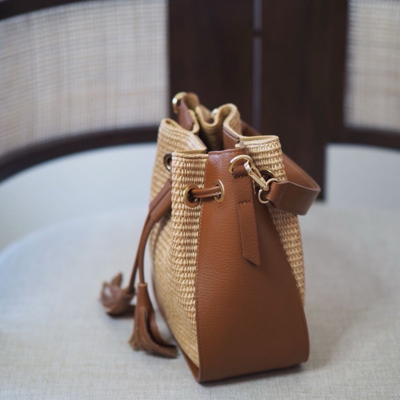 Bucket bag i raffia med cognac skinndetaljer