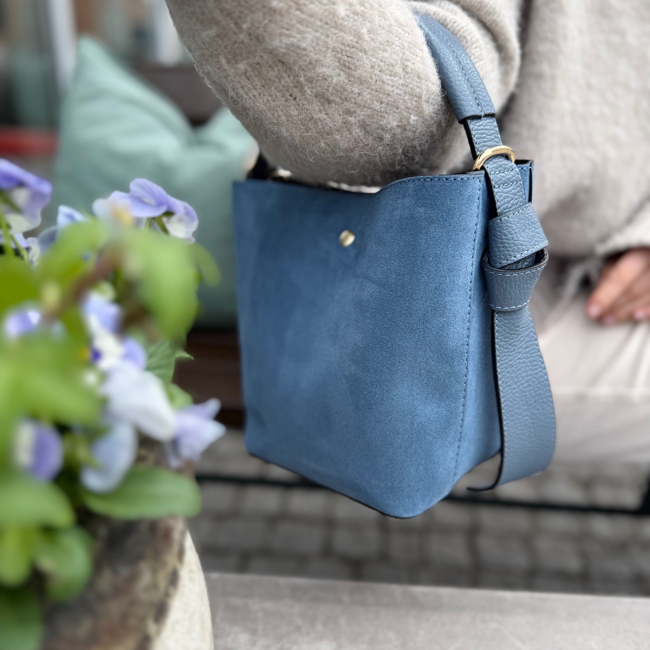 Bucket Bag, semsket lyseblå