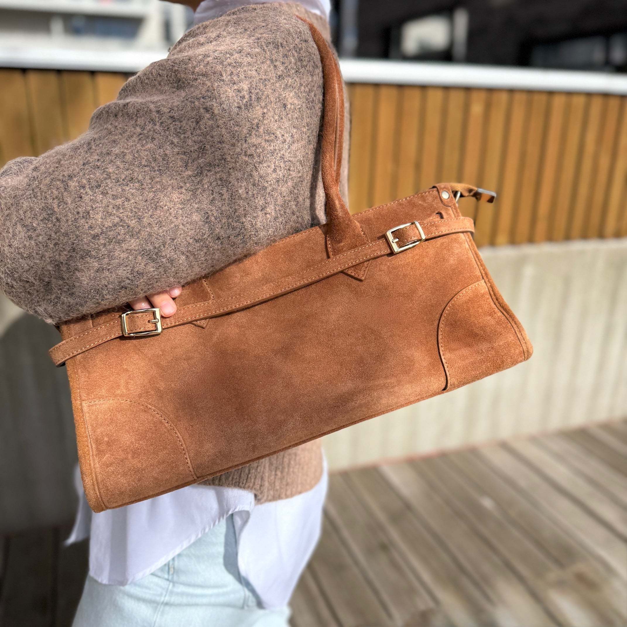 Semsket skinnveske med beltedetalj, cognac