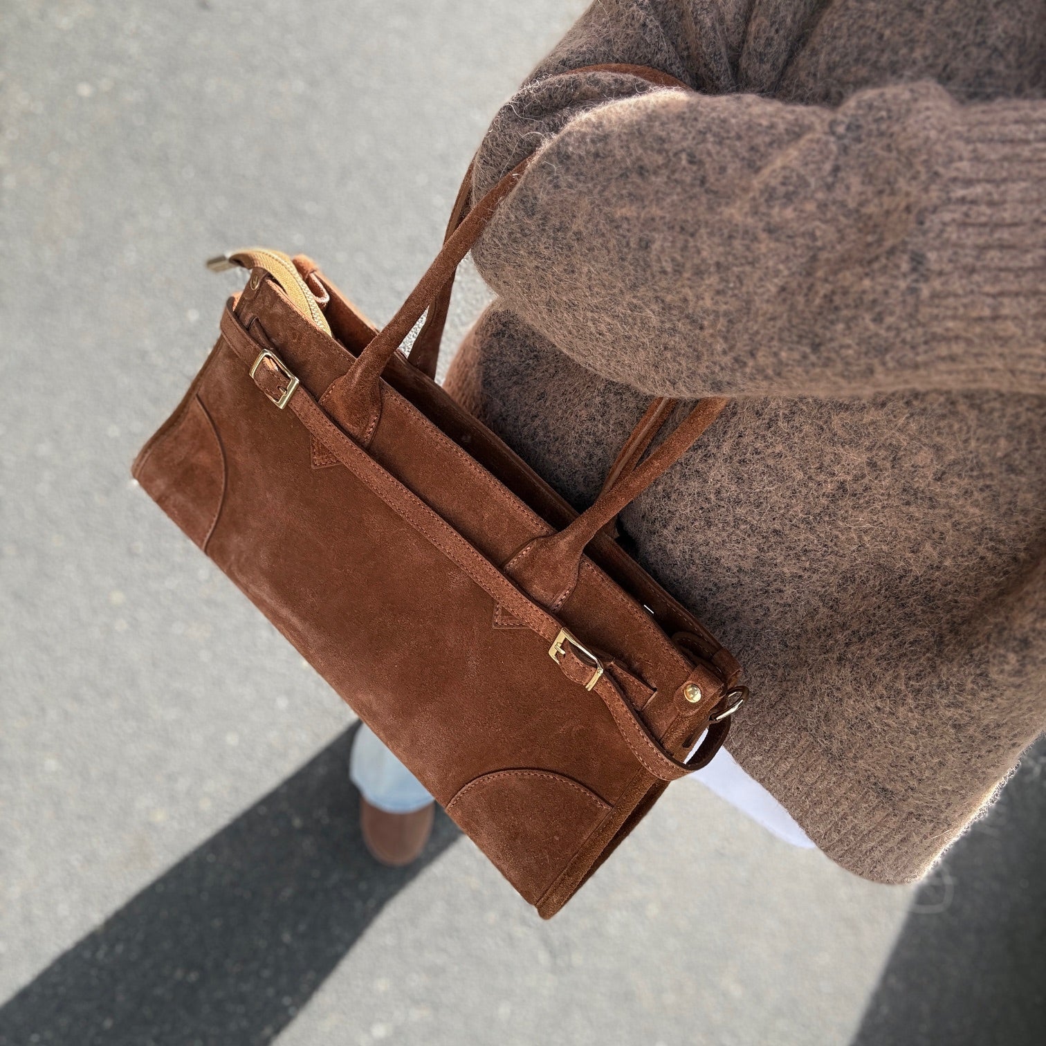 Semsket skinnveske med beltedetalj, cognac